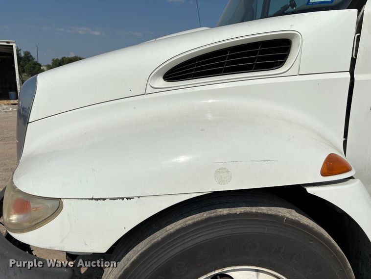 image for item EU7034 2002 International 4300 truck cab and chassis