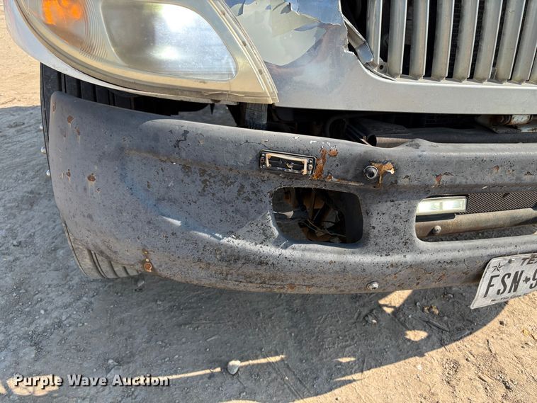 image for item EU7034 2002 International 4300 truck cab and chassis