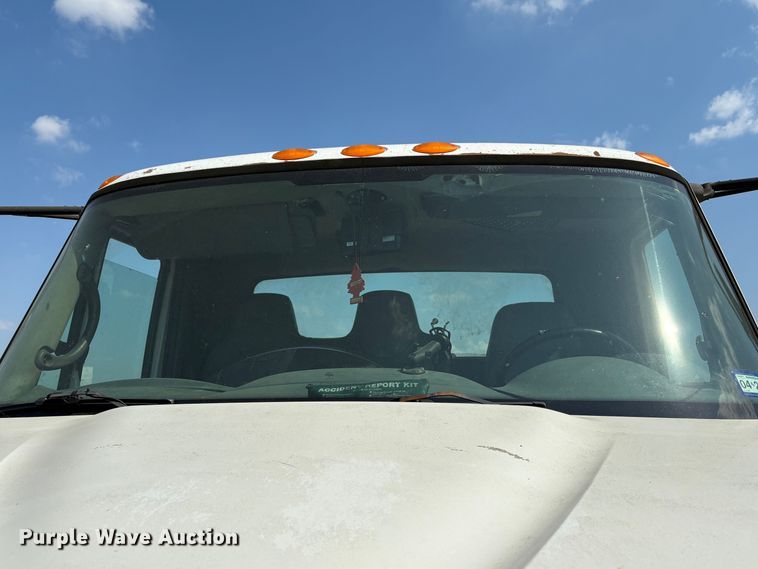 image for item EU7034 2002 International 4300 truck cab and chassis