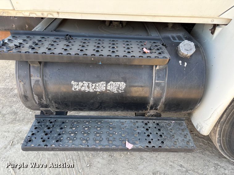 image for item EU7034 2002 International 4300 truck cab and chassis