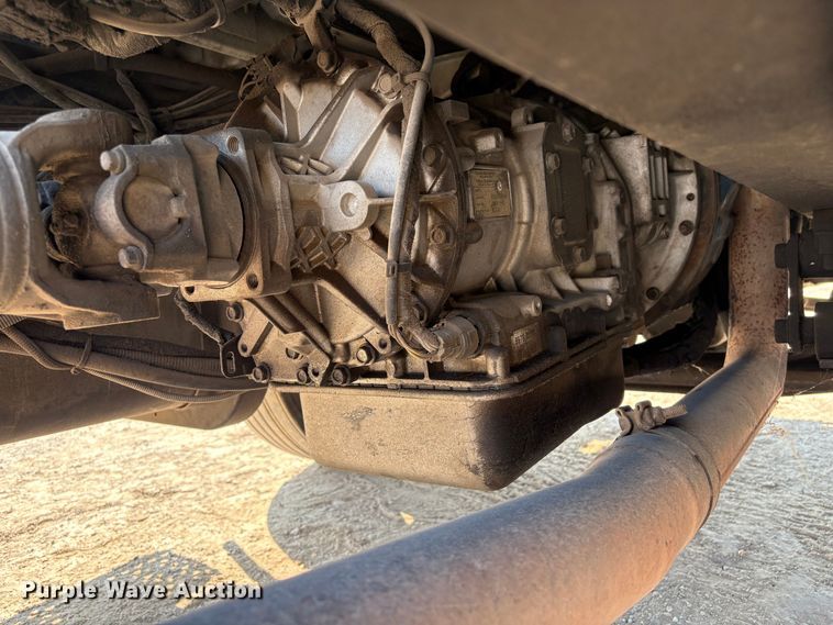 image for item EU7034 2002 International 4300 truck cab and chassis