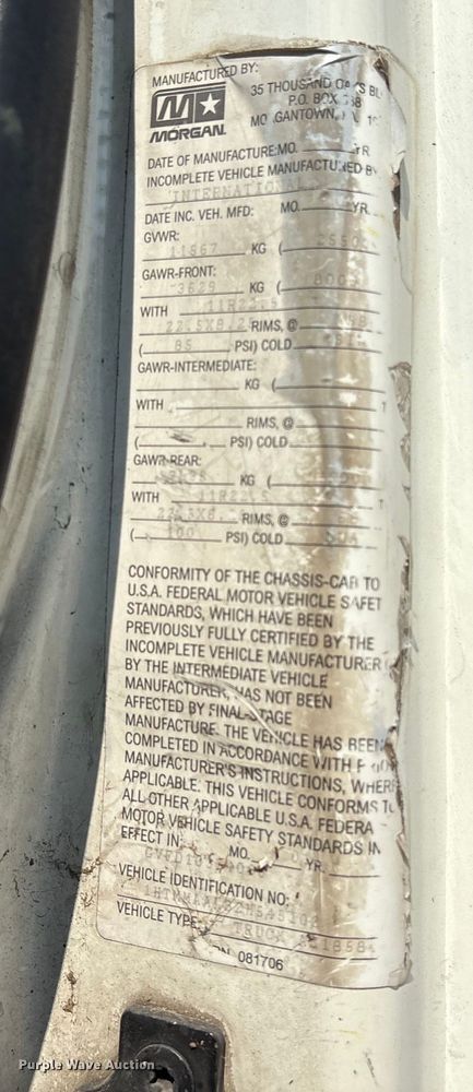 image for item EU7034 2002 International 4300 truck cab and chassis