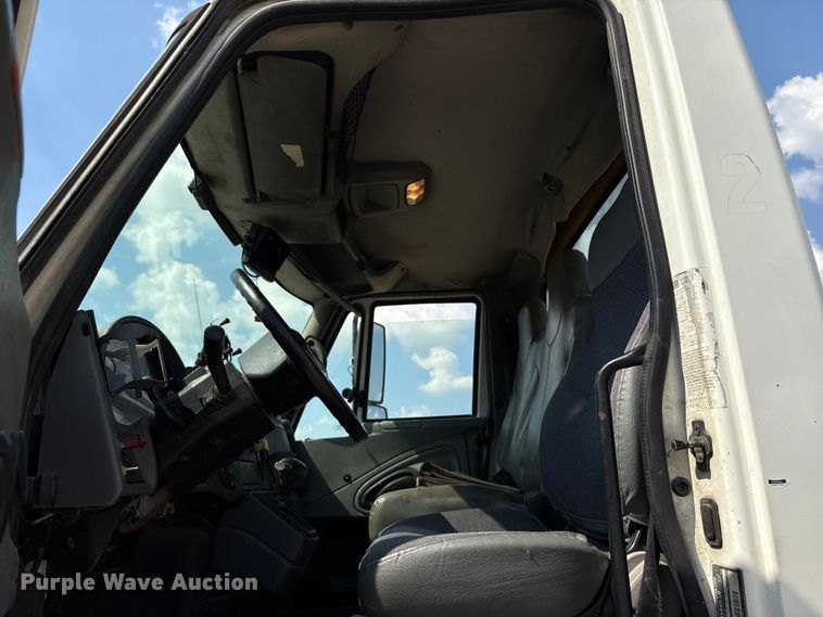 image for item EU7034 2002 International 4300 truck cab and chassis