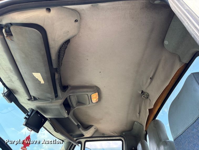 image for item EU7034 2002 International 4300 truck cab and chassis