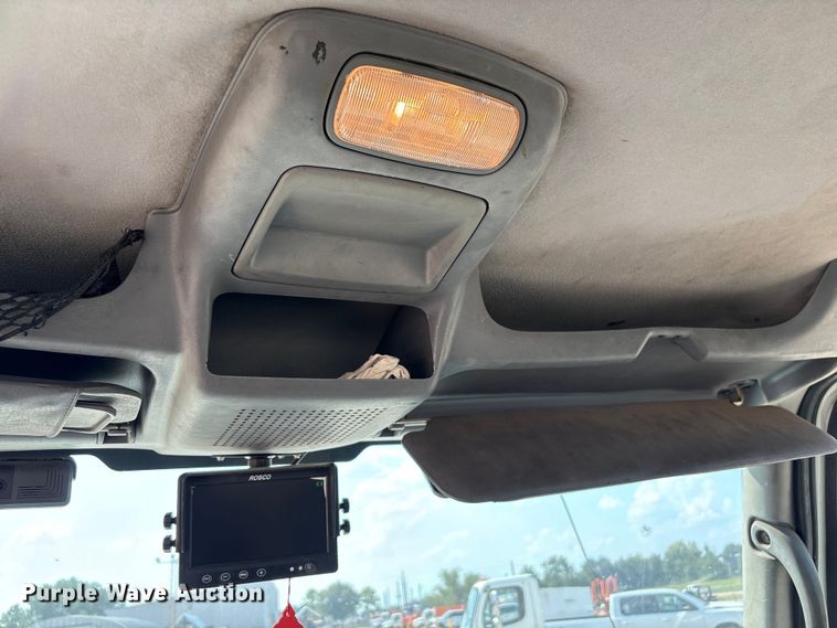 image for item EU7034 2002 International 4300 truck cab and chassis