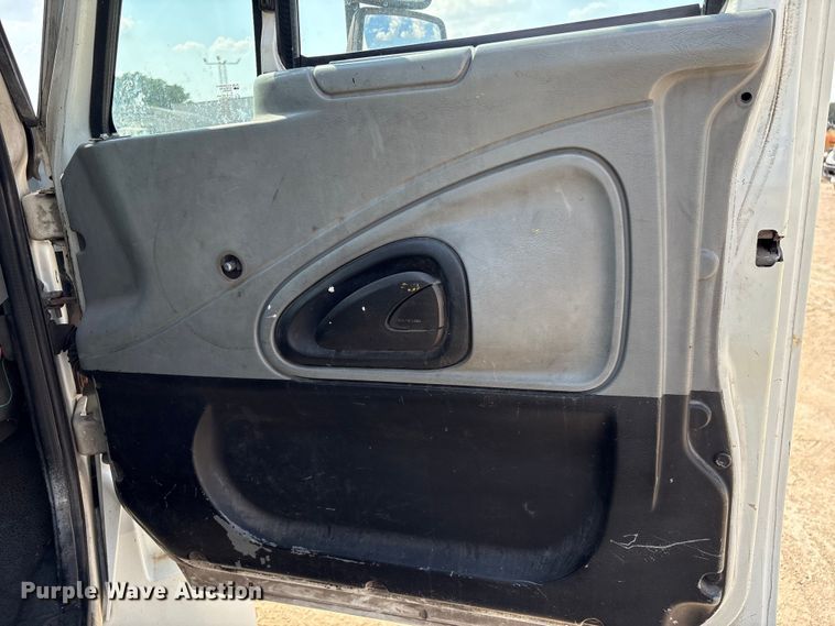 image for item EU7034 2002 International 4300 truck cab and chassis