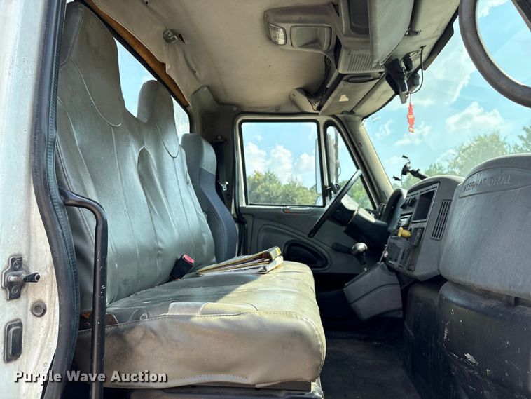 image for item EU7034 2002 International 4300 truck cab and chassis