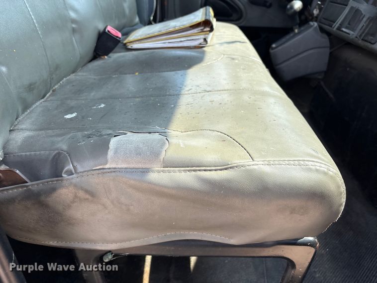 image for item EU7034 2002 International 4300 truck cab and chassis