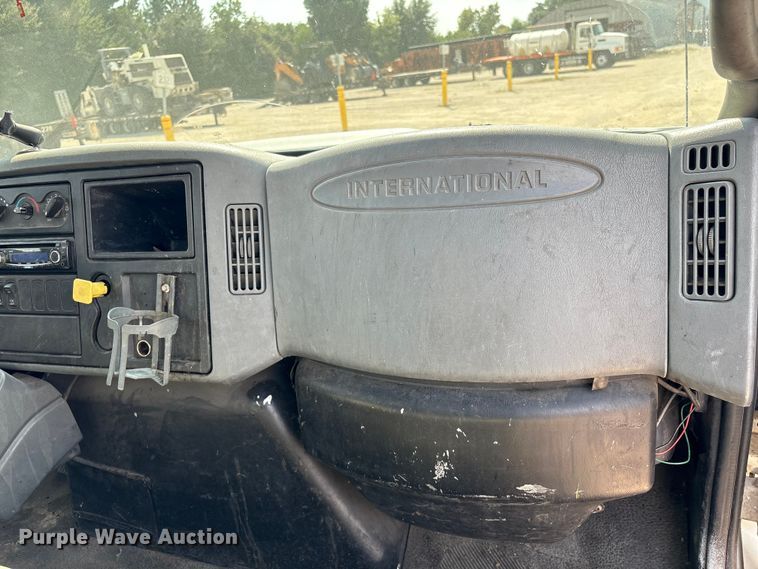 image for item EU7034 2002 International 4300 truck cab and chassis