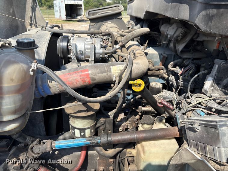 image for item EU7034 2002 International 4300 truck cab and chassis