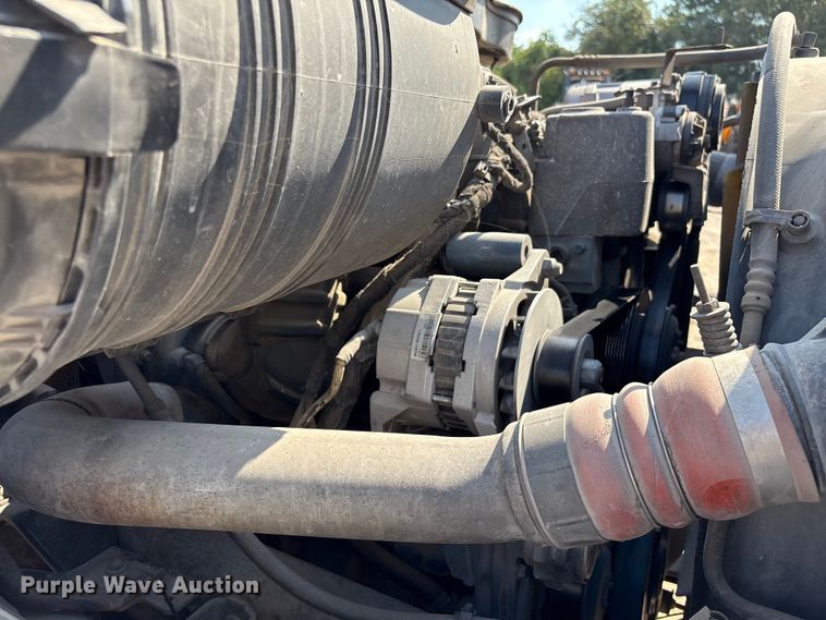 image for item EU7034 2002 International 4300 truck cab and chassis