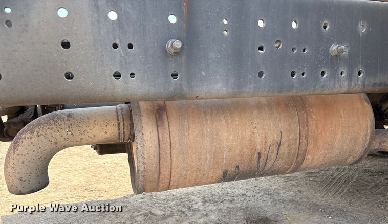 image for item EU7034 2002 International 4300 truck cab and chassis