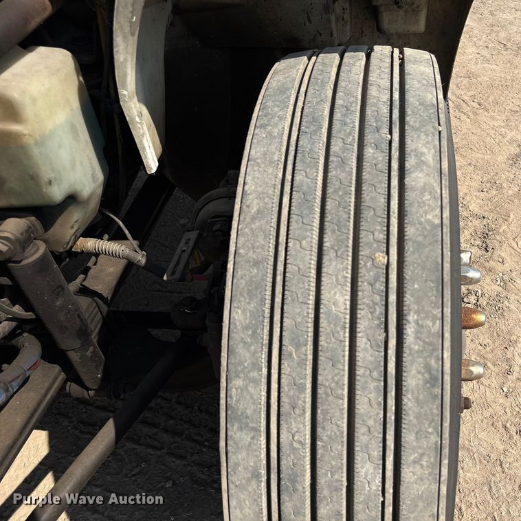 image for item EU7034 2002 International 4300 truck cab and chassis