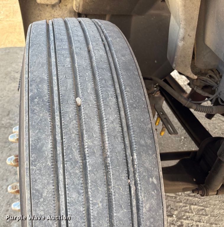 image for item EU7034 2002 International 4300 truck cab and chassis