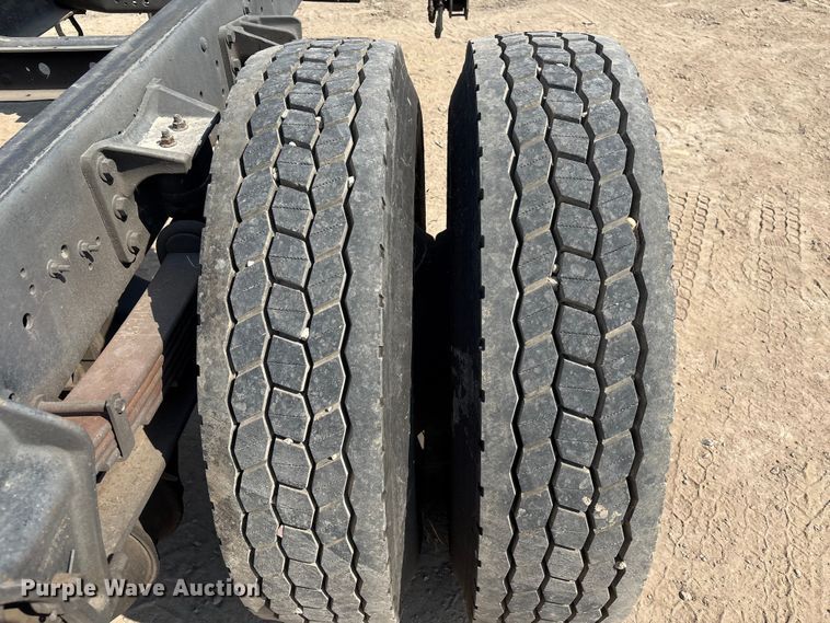 image for item EU7034 2002 International 4300 truck cab and chassis