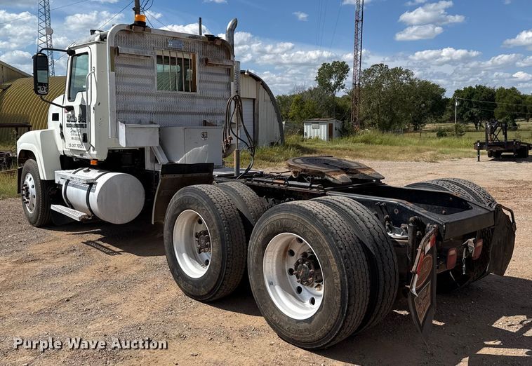image for item GH9388 2006 Mack CHN613 semi truck