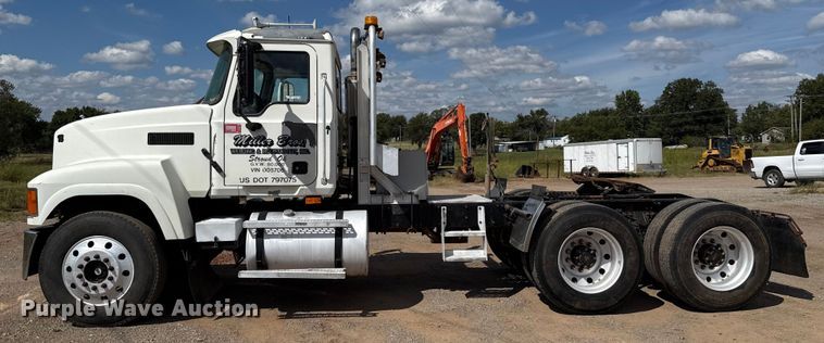 image for item GH9388 2006 Mack CHN613 semi truck