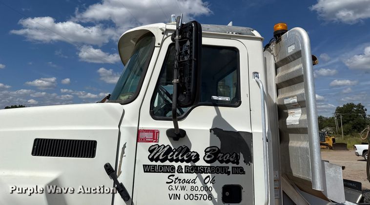 image for item GH9388 2006 Mack CHN613 semi truck