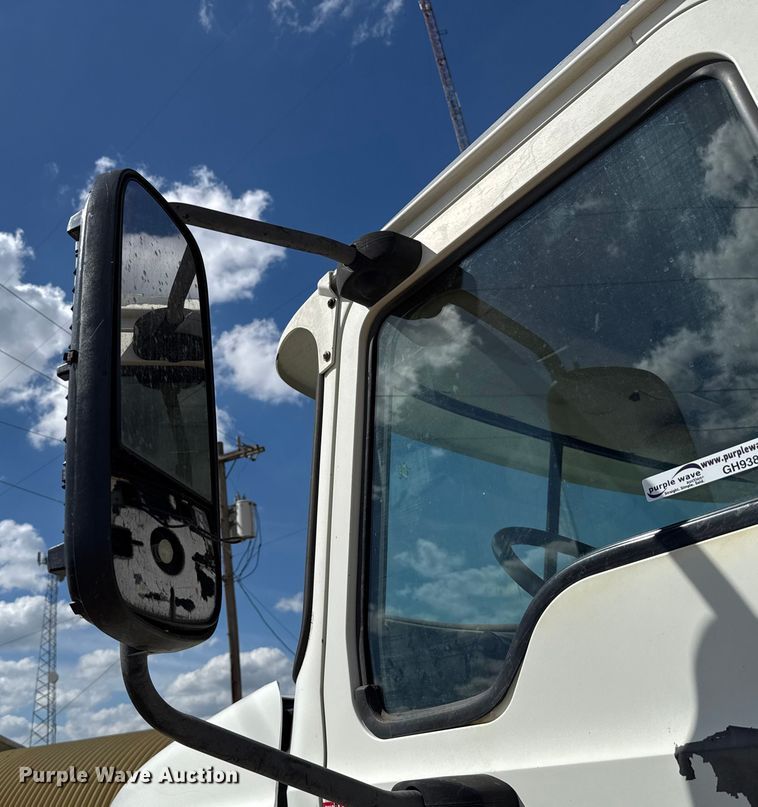 image for item GH9388 2006 Mack CHN613 semi truck