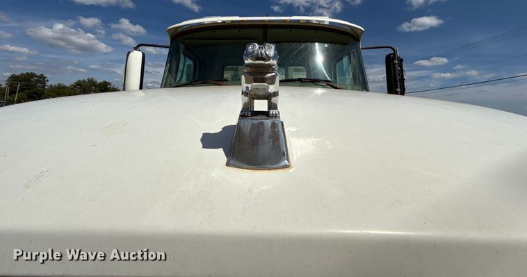 image for item GH9388 2006 Mack CHN613 semi truck