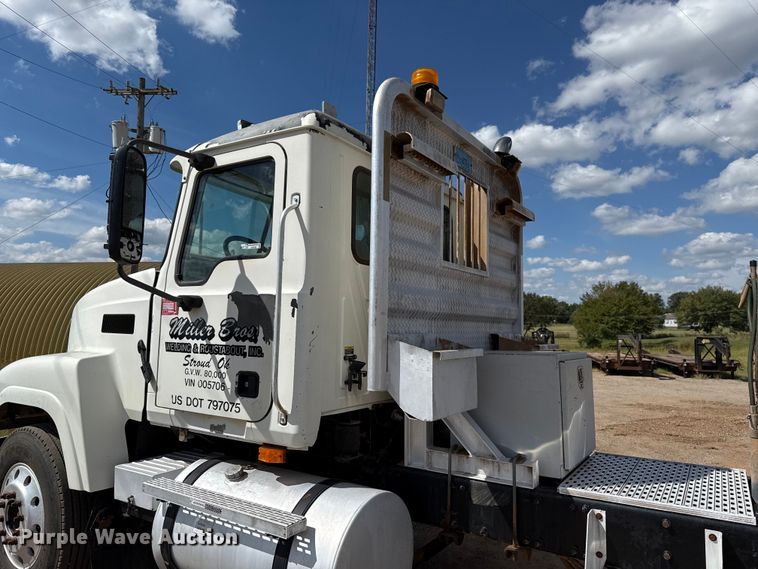 image for item GH9388 2006 Mack CHN613 semi truck