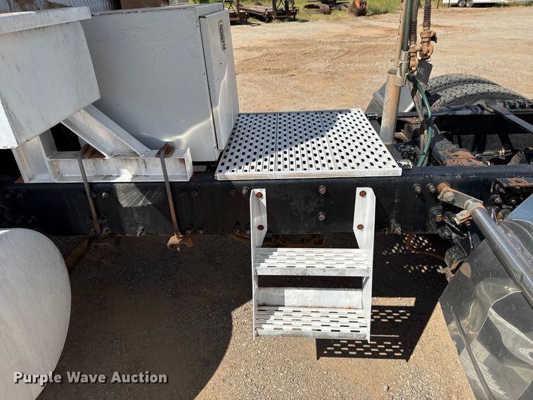 image for item GH9388 2006 Mack CHN613 semi truck