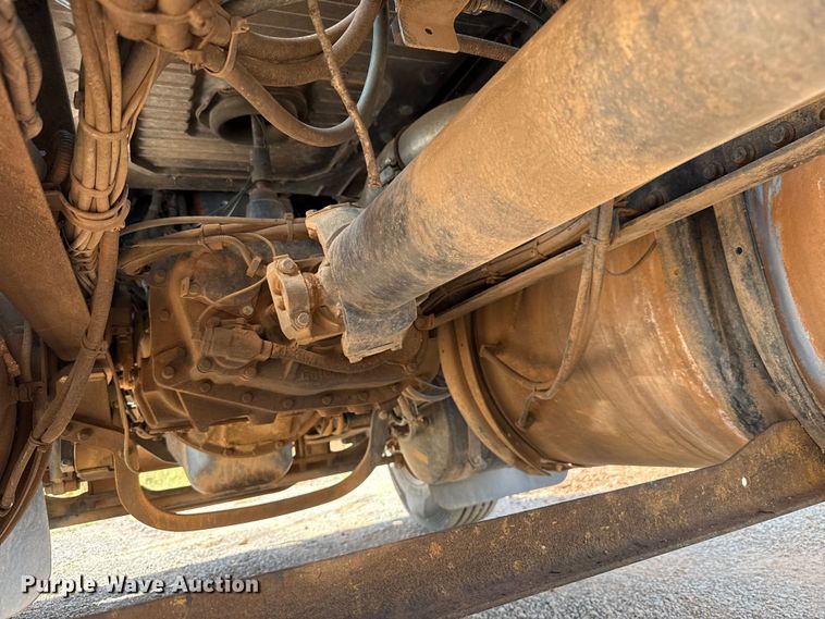 image for item GH9388 2006 Mack CHN613 semi truck