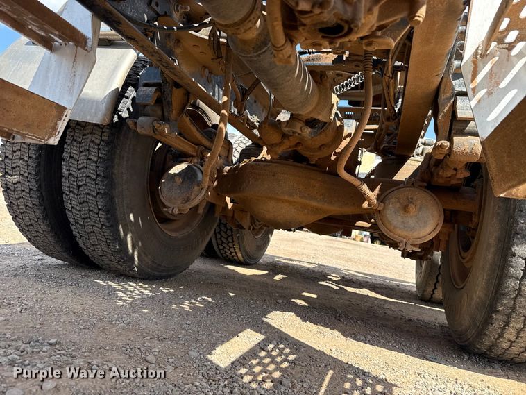 image for item GH9388 2006 Mack CHN613 semi truck