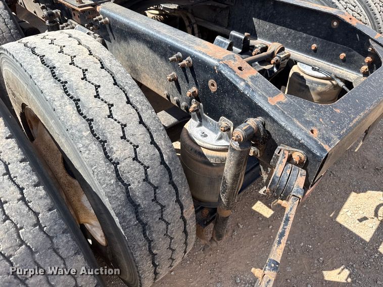 image for item GH9388 2006 Mack CHN613 semi truck