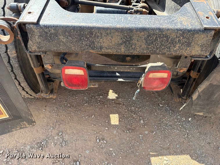 image for item GH9388 2006 Mack CHN613 semi truck