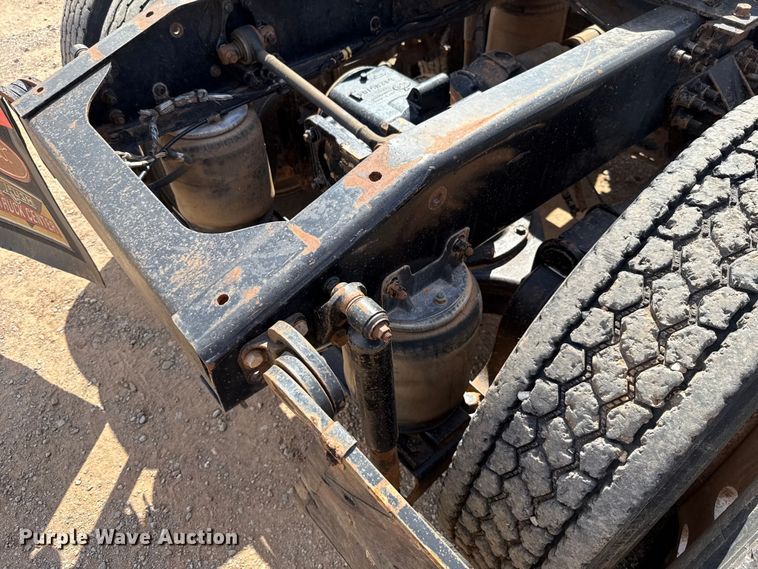 image for item GH9388 2006 Mack CHN613 semi truck