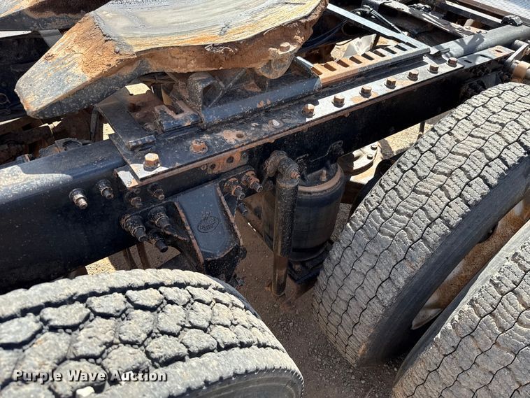 image for item GH9388 2006 Mack CHN613 semi truck