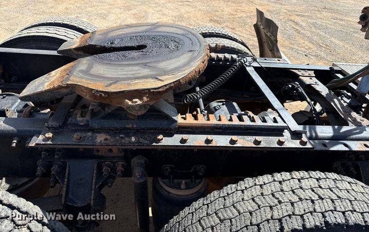 image for item GH9388 2006 Mack CHN613 semi truck