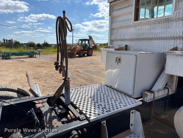 image for item GH9388 2006 Mack CHN613 semi truck