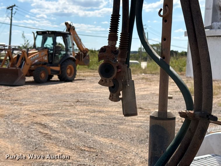 image for item GH9388 2006 Mack CHN613 semi truck