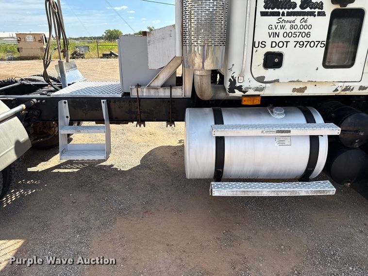 image for item GH9388 2006 Mack CHN613 semi truck