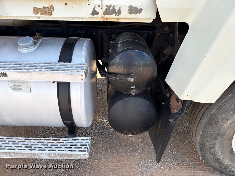 image for item GH9388 2006 Mack CHN613 semi truck