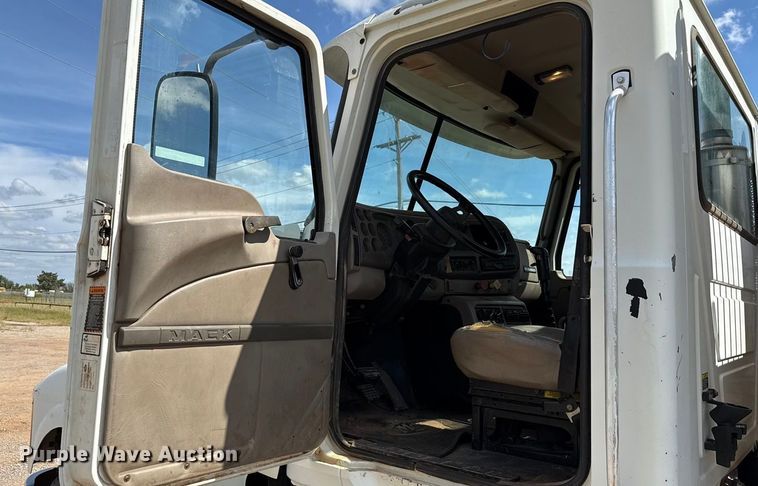 image for item GH9388 2006 Mack CHN613 semi truck