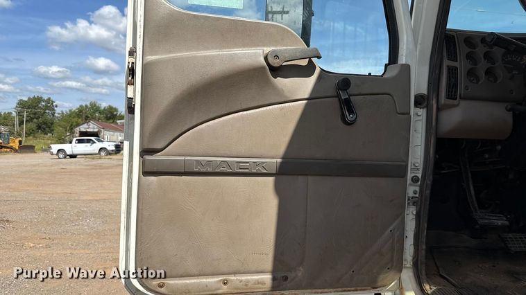 image for item GH9388 2006 Mack CHN613 semi truck