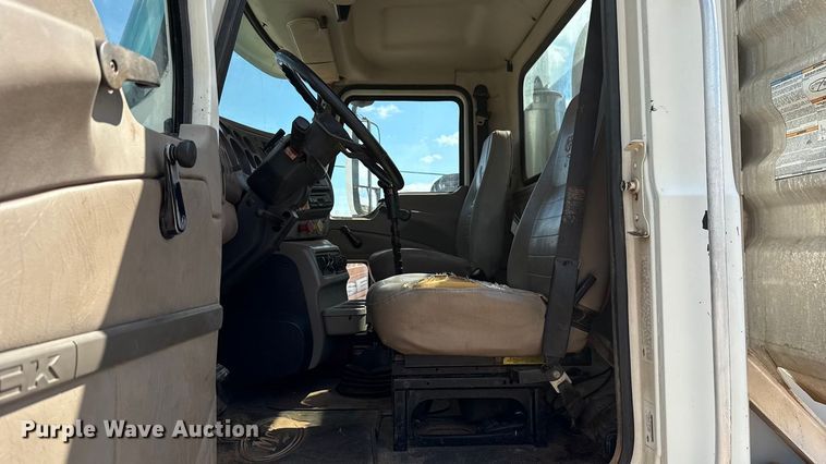 image for item GH9388 2006 Mack CHN613 semi truck