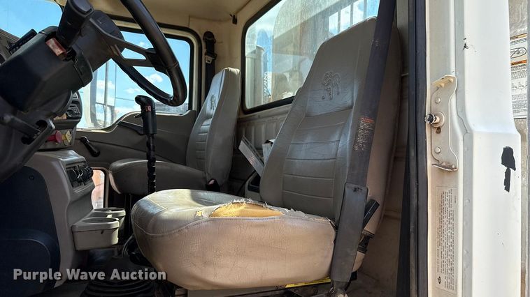 image for item GH9388 2006 Mack CHN613 semi truck