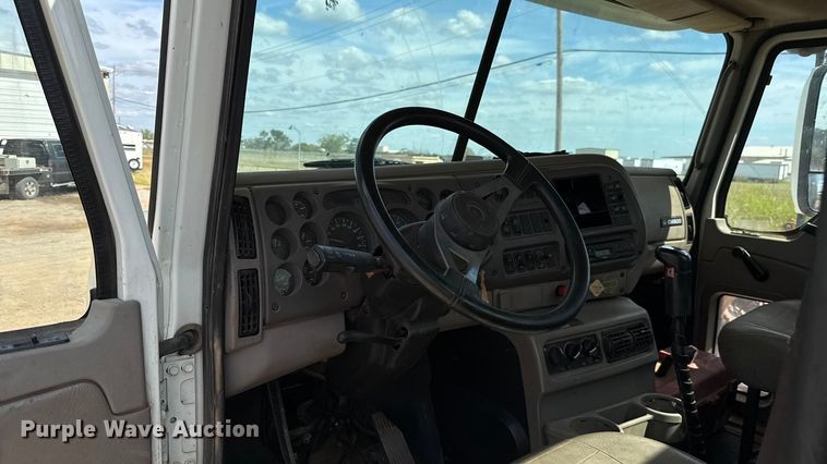 image for item GH9388 2006 Mack CHN613 semi truck