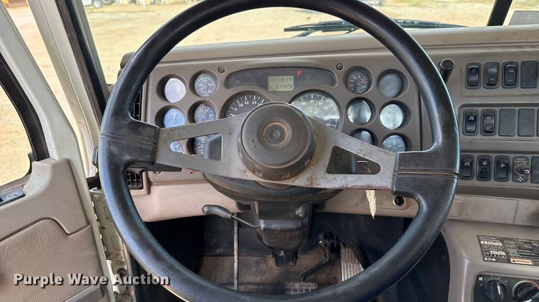 image for item GH9388 2006 Mack CHN613 semi truck