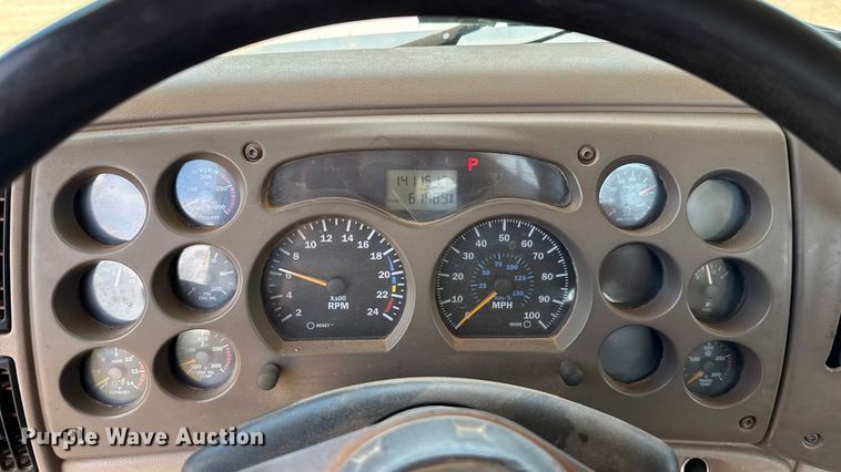 image for item GH9388 2006 Mack CHN613 semi truck