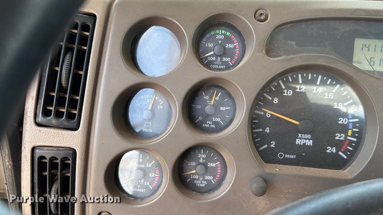 image for item GH9388 2006 Mack CHN613 semi truck