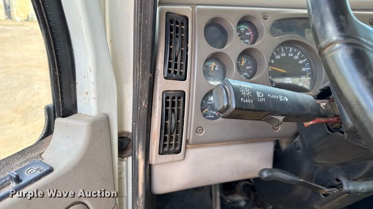 image for item GH9388 2006 Mack CHN613 semi truck