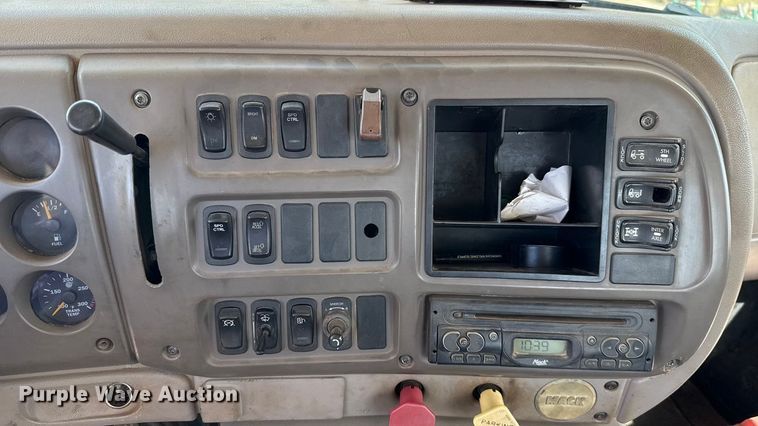 image for item GH9388 2006 Mack CHN613 semi truck