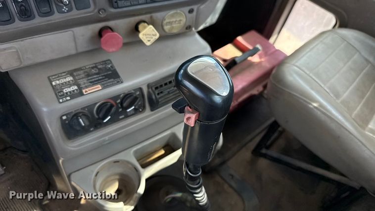 image for item GH9388 2006 Mack CHN613 semi truck