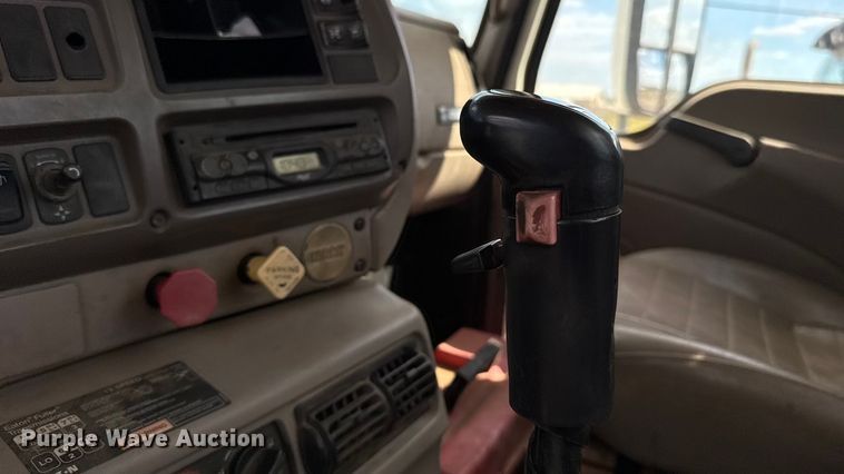 image for item GH9388 2006 Mack CHN613 semi truck