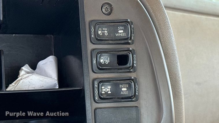 image for item GH9388 2006 Mack CHN613 semi truck